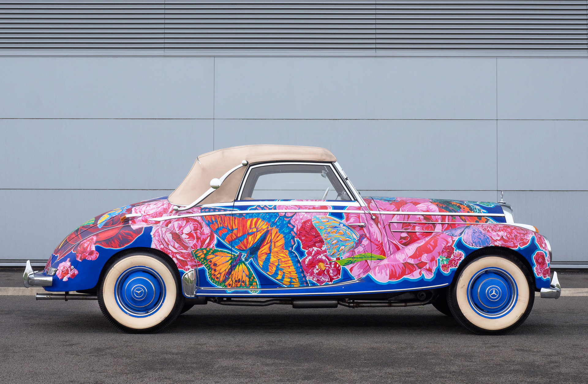 HIRO YAMAGATA EATHLY PARADISE 33×42 ㎝ Flower Power: Classic Mercedes-Benz Displays an “Earthly